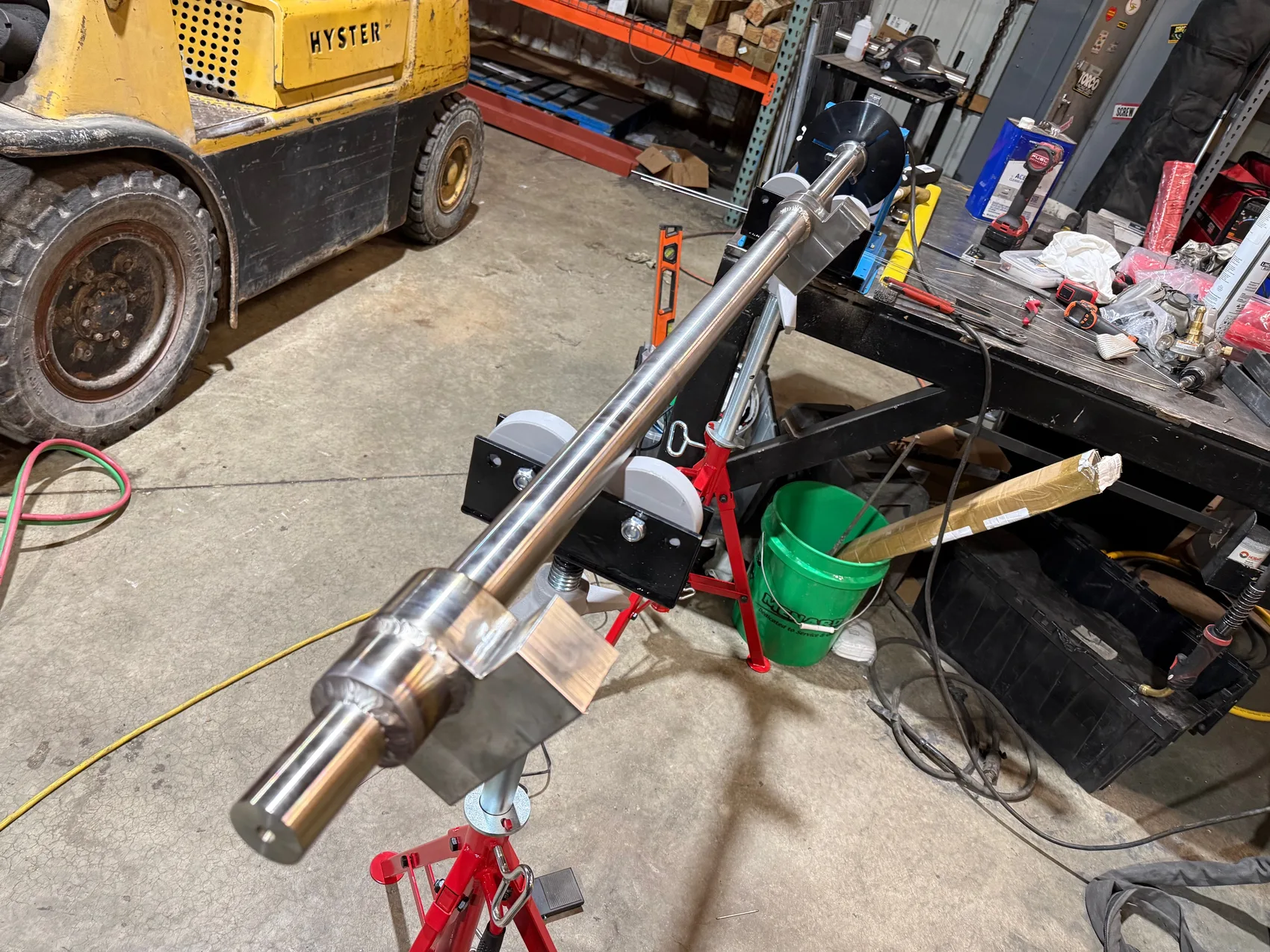 Stainless shaft on the roller welding fixture