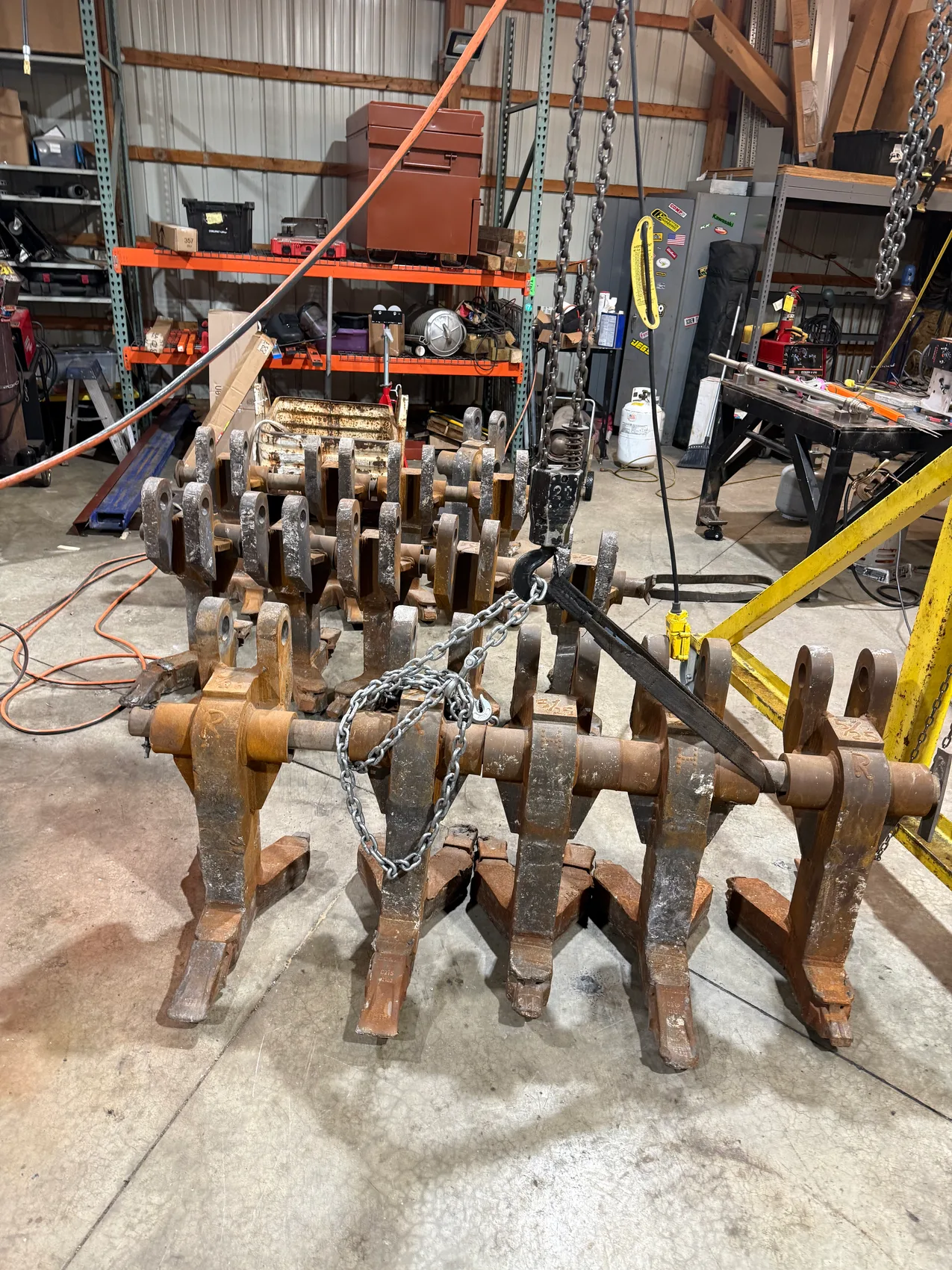 Heavy shaft assembly rigged for rebuild