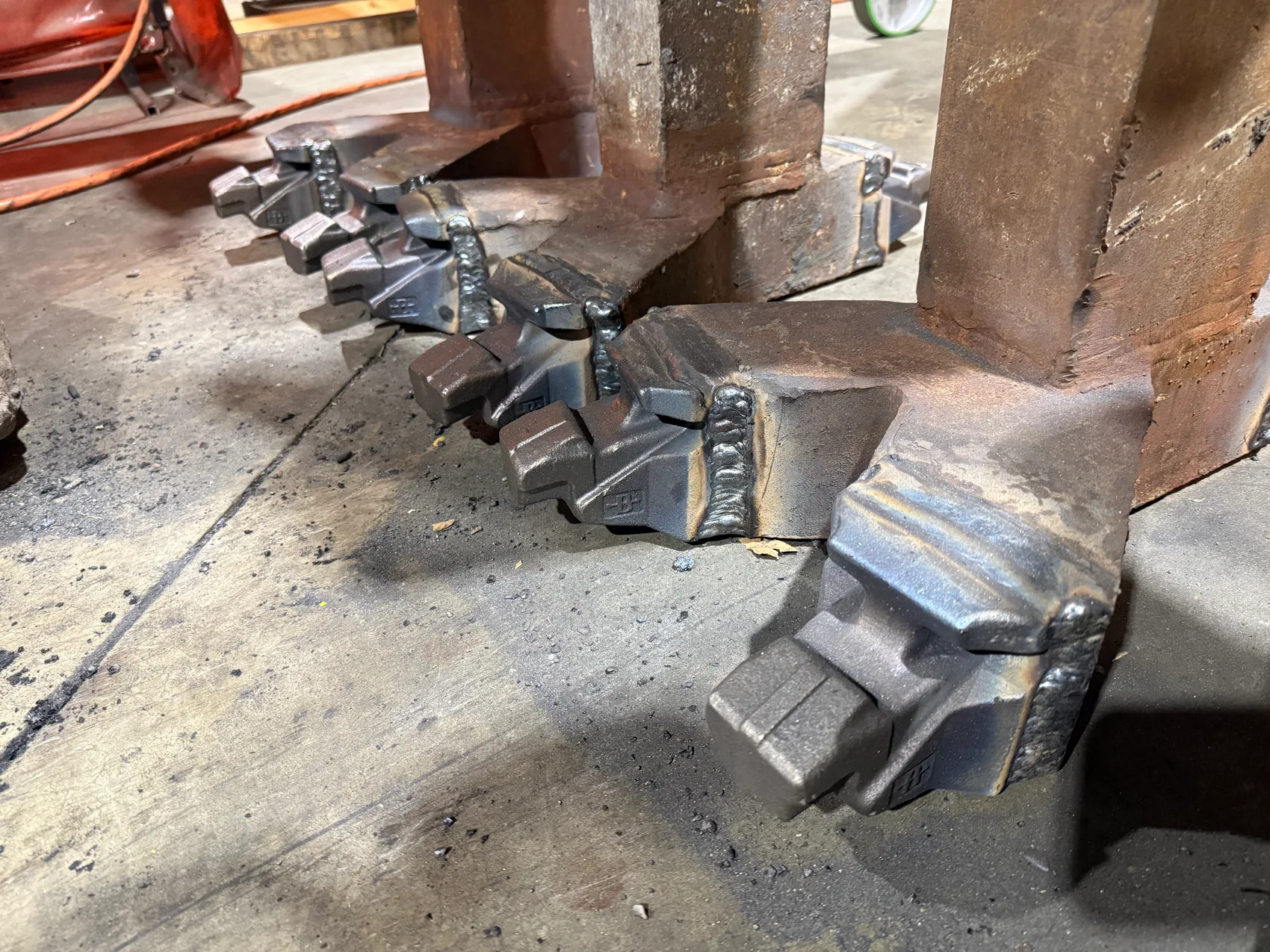 A row of toothed forged links